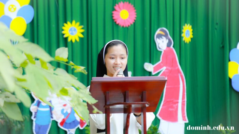 Sr phụ trách nhà trường: Sr Maria Trần Thị Thanh Tiền lên đọc diễn văn ngày khai trường và long trọng tuyên bố khai giảng năm học 2022 - 2023